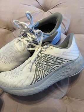New Balance Women's White and Gray Fresh Foam Running shoes sz 8